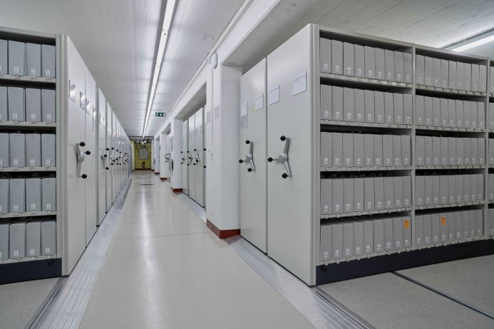 Archivraum mit Rollgestellen und Archivschachteln